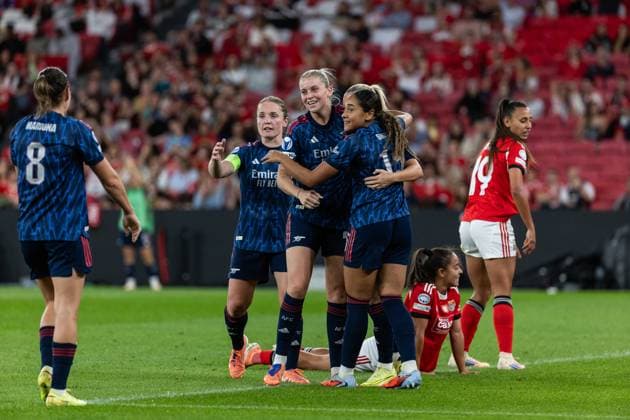 Arsenal team celebrating a goal during the match between SL Benfica and Arsenal FC, valid for UEFA Women s Champions League 2025 2026 at Estadio da Luz on 16 October 2025. Lisbon Estadio da Luz - Lisboa Benfica Lisbon Portugal Copyright: xIMAGOx xPRIMExSPORTSxIMAGESx xFILIPExOLIVEIRAx