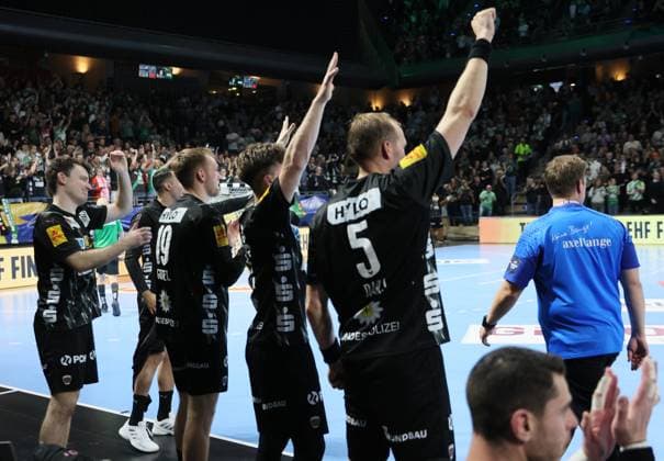 GER EHF CL Men Season 2025 2026 FÜCHSE Berlin vs NOR Kolstad Handball, 16 10 25, MAX SCHMELING HALLE, Berlin Cheering on the bench of FÜCHSE Berlin, Emotion