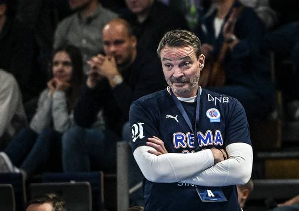 16 09 2025, xlakx, Handball, EHF Champions League, Fuechse Berlin Kolstad Handball v l Christian Berge Kolstad Handball coach disappointed, looks disappointed, disappointed Berlin Daniel Lakomski