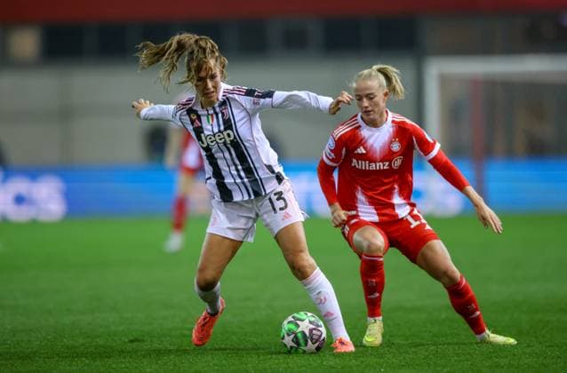 DEU, Munich, FC Bayern München vs Juventus Turin, Women s Champions League, UEFA, Season 2526, FC Bayern Campus, 2 Matchday in the picture from l n r Lia Wälti Juventus Turin 13 , Lea Schüller Bayern München 11 DFB DFL REGULATIONS PROHIBIT ANY USE OF PHOTOGRAPHS AS IMAGE SEQUENCES AND OR QUASI VIDEO, 16 10 2025, Copyright: HMBxMedia HendrikxHamelau