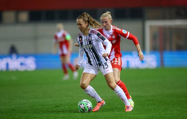 DEU, Munich, FC Bayern München vs Juventus Turin, Women s Champions League, UEFA, Season 2526, FC Bayern Campus, 2 Matchday in the picture from l n r Lia Wälti Juventus Turin 13 , Lea Schüller Bayern München 11 DFB DFL REGULATIONS PROHIBIT ANY USE OF PHOTOGRAPHS AS IMAGE SEQUENCES AND OR QUASI VIDEO, 16 10 2025, Copyright: HMBxMedia HendrikxHamelau