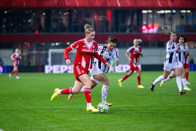 Alara Sehitler FC Bayern Muenchen, 14 on the ball in a duel with Estela Carbonell Juventus Turin, 03 , GER, FC Bayern Muenchen vs Juventus Turin, Football Uefa Womens Champions League, League Phase, Matchday 2, Season 2025 2026, 16 10 2025 GER, FC Bayern Muenchen vs Juventus Turin, Football Uefa Womens Champions League, League Phase, Matchday 2, Season 2025 2026, 16 10 2025 Muenchen Copyright: xEibner-Pressefoto Memmlerx EP_MMR