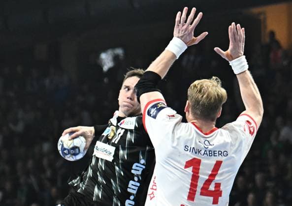 16 09 2025, xlakx, Handball, EHF Champions League, Fuechse Berlin Kolstad Handball v l Lasse Andersson Fuechse Berlin , Magnus Gullerud Kolstad Handball goes for a jump shot Berlin Daniel Lakomski