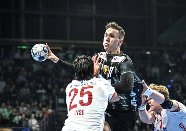 16 09 2025, xlakx, Handball, EHF Champions League, Fuechse Berlin Kolstad Handball v l Simen Ulstad Lyse Kolstad Handball , Lasse Andersson Fuechse Berlin , Magnus Gullerud Kolstad Handball duel, duel, fight, tackle Berlin Daniel Lakomski