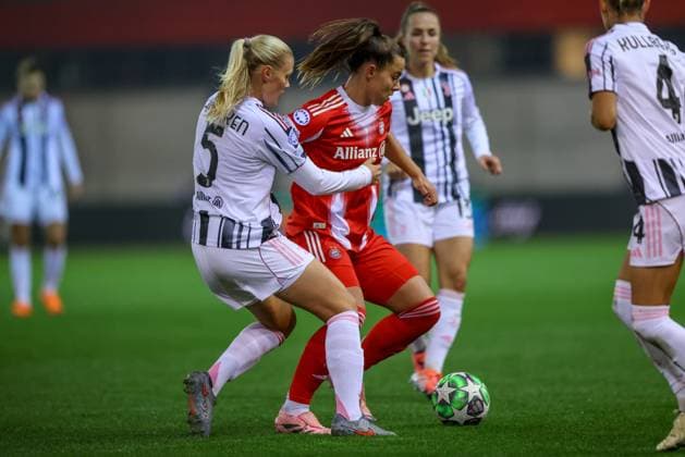 DEU, Munich, FC Bayern München vs Juventus Turin, Women s Champions League, UEFA, Season 2526, FC Bayern Campus, 2 Matchday in picture f l n r Mathilde Harviken Juventus Turin 5 , Lena Oberdorf Bayern München 8 , Zweikampf DFB DFL REGULATIONS PROHIBIT ANY USE OF PHOTOGRAPHS AS IMAGE SEQUENCES AND OR QUASI VIDEO, 16 10 2025, Copyright: HMBxMedia HendrikxHamelau