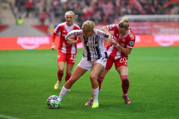 Krumbiegel Paulina 27, Juventus Turin and Franziska Kett 20, FC Bayern Munich at the match between FC Bayern Munich v Juventus Turin, Football, UEFA Women s Champions League 2025 2026, Matchday 2 on 16 10 2025 in Munich, FC Bayern Campus DFL and DFB regulations prohibit any use of photographs as image sequences and or quasi video Bayern Germany
