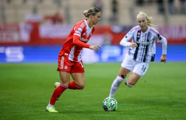 DEU, Munich, FC Bayern München vs Juventus Turin, Women s Champions League, UEFA, Season 2526, FC Bayern Campus, 2 Matchday in picture f l n r Klara Bühl Bayern München 17 , Amalie Vangsgaard Juventus Turin 14 DFB DFL REGULATIONS PROHIBIT ANY USE OF PHOTOGRAPHS AS IMAGE SEQUENCES AND OR QUASI VIDEO, 16 10 2025, Copyright: HMBxMedia HendrikxHamelau