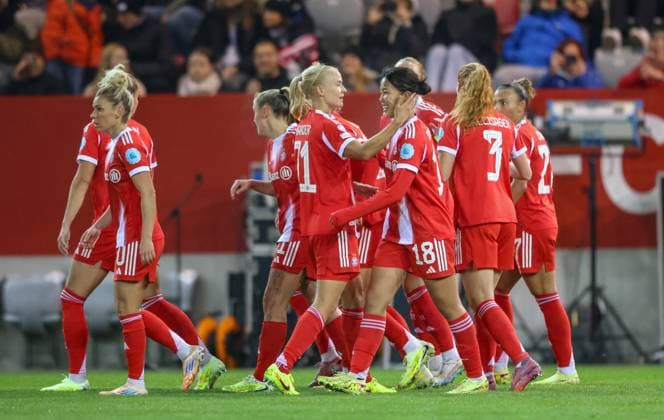 DEU, Munich, FC Bayern München vs Juventus Turin, Women s Champions League, UEFA, Season 2526, FC Bayern Campus, 2 Matchday in picture Pernille Harder Bayern München 21 scores the goal for 1 0, cheering with the team DFB DFL REGULATIONS PROHIBIT ANY USE OF PHOTOGRAPHS AS IMAGE SEQUENCES AND OR QUASI VIDEO, 16 10 2025, Copyright: HMBxMedia HendrikxHamelau