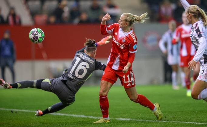 DEU, München, FC Bayern München vs Juventus Turin, Women s Champions League, UEFA, Season 2526, FC Bayern Campus, 2 Spieltag im Bild Lea Schüller Bayern München 11 erzielt das Tor zum 2 1, Jubel DFB DFL REGULATIONS PROHIBIT ANY USE OF PHOTOGRAPHS AS IMAGE SEQUENCES AND OR QUASI VIDEO, 16 10 2025, Copyright: HMBxMedia HendrikxHamelau