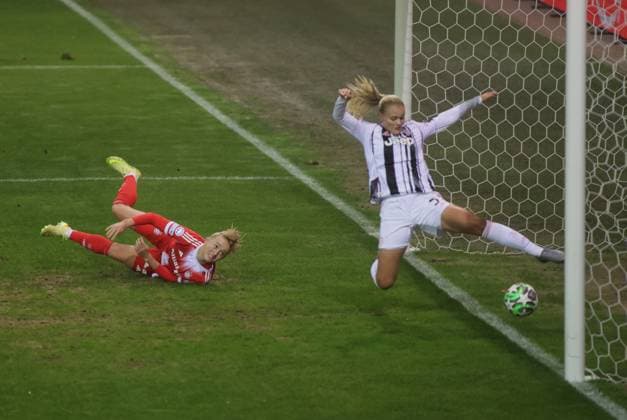 Bayerns 11 Lea SCHUELLER SCHÜLLER scores to make it 2 1 Womens football Muenchen Turin Womens soccer Champions League, FC Bayern Munich Juventus Turin, matchday 2, 2025 2026 season, on 16 10 2025 in Munich, F C B A Y E R N C A M P U S, Germany Source Copyright Credit Oryk HAIST xFRAUENFUSSBALL-BAYERN-TURINx