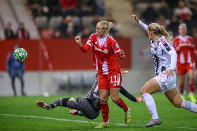 DEU, München, FC Bayern München vs Juventus Turin, Women s Champions League, UEFA, Season 2526, FC Bayern Campus, 2 Spieltag im Bild Lea Schüller Bayern München 11 erzielt das Tor zum 2 1, Jubel DFB DFL REGULATIONS PROHIBIT ANY USE OF PHOTOGRAPHS AS IMAGE SEQUENCES AND OR QUASI VIDEO, 16 10 2025, Copyright: HMBxMedia HendrikxHamelau