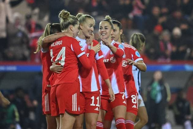 collective goal celebration around Lea SCHUELLER FCB after goal to 2 1, jubilation,joy,enthusiasm,action, FC Bayern Muenchen Juventus Turin womens soccer Champions League on 16 10 2025 FC BAYERN CAMPUS Â