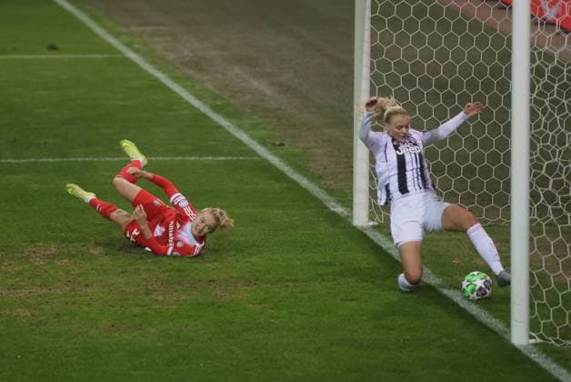 Bayerns 11 Lea SCHUELLER SCHÜLLER scores to make it 2 1 Womens football Muenchen Turin Womens soccer Champions League, FC Bayern Munich Juventus Turin, matchday 2, 2025 2026 season, on 16 10 2025 in Munich, F C B A Y E R N C A M P U S, Germany Source Copyright Credit Oryk HAIST xFRAUENFUSSBALL-BAYERN-TURINx