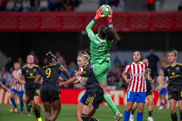 October 16, 2025, Alcala De Henares, Madrid, Spain: PHALLON TULLIS-JOYCE of Manchester United, ManU Womens in action during the UEFA Women s Champions League soccer match between ATLETICO DE MADRID WOMENS - MANCHESTER UNITED WOMENS, held on October 16, 2025, at the AlcaloÂ¡ de Henares Sports Center in Madrid, Spain. Alcala De Henares Spain - ZUMAc312 20251016_zsp_c312_136 Copyright: xOscarxManuelxSanchezx