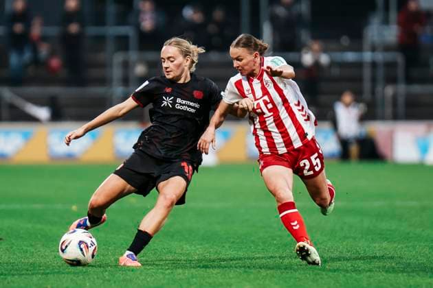 Google Pixel Womens Bundesliga 1 FC Köln Bayer 04 Leverkusen 16 10 2025 Sofie Zdebel Bayer 04 Leverkusen, 16 in duel with Laura Donhauser 1 FC Köln, 25 Google Pixel Womens Bundesliga 1 FC Köln Bayer 04 Leverkusen, Franz Kremer Stadion 16 10 2025 Copyright: xBEAUTIFULxSPORTS Freisenx