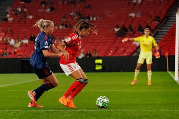 Alessia Russo and Diana Gomes seen during UEFA Women™s Champions League league phase game between SL Benfica and Arsenal WFC (Luis Loureiro Ball Raw Images) Lisbon Estadio Da Luz Portugal Copyright: xLuisxLoureirox luisloureiro_slbenficawomen_arsenal_2526-187