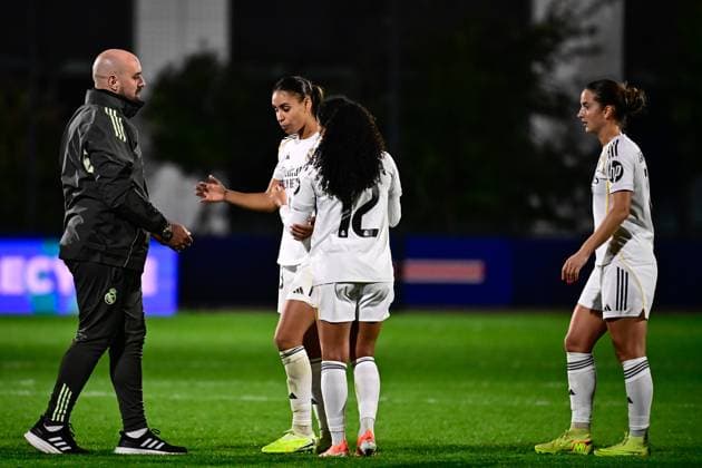 FOOTBALL : PSG vs Real Madrid - Ligue des Champions Feminine - 15 10 2025 Real Madrid players celebrate their side s victory after the UEFA Women s Champions League match between Paris Saint Germain and Real Madrid CF at Campus de Poissy on october 15, 2025 in Possy, France. ( Photo by Federico Pestellini PsnewZ ) - PossyFrance  Copyright: xFedericoxPestellinix