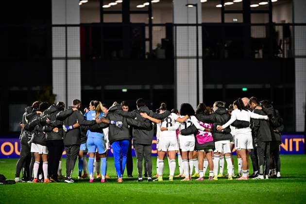 FOOTBALL : PSG vs Real Madrid - Ligue des Champions Feminine - 15 10 2025 Real Madrid players form a huddle following the UEFA Women s Champions League match between Paris Saint Germain and Real Madrid CF at Campus de Poissy on october 15, 2025 in Possy, France. ( Photo by Federico Pestellini PsnewZ ) - PossyFrance  Copyright: xFedericoxPestellinix