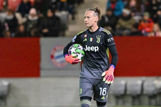 UEFA Womens s Champions League FC Bayern Munich Juventus Turin 16 10 2025 MUNICH, GERMANY OCTOBER 16 with ball Pauline PEYRAUD MAGNIN Juventus Turin 16 during the UWCL match between FC Bayern Munich vs Juventus FC on matchday 2 at FC Bayern Campus on October 16, 2025 in Munich, Germany Copyright: xBEAUTIFULxSPORTS Goldbergx