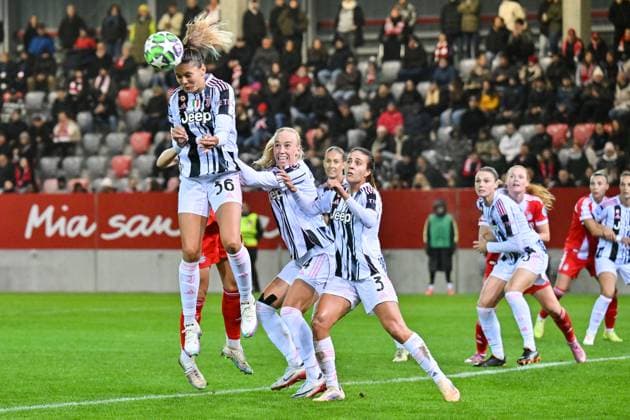 UEFA Womens s Champions League FC Bayern Munich Juventus Turin 16 10 2025 MUNICH, GERMANY Michela CAMBIAGHI Juventus Turin 36 makes a header afer a corner kick during the UWCL match between FC Bayern Munich vs Juventus FC on matchday 2 at FC Bayern Campus on October 16, 2025 in Munich, Germany Copyright: xBEAUTIFULxSPORTS Goldbergx