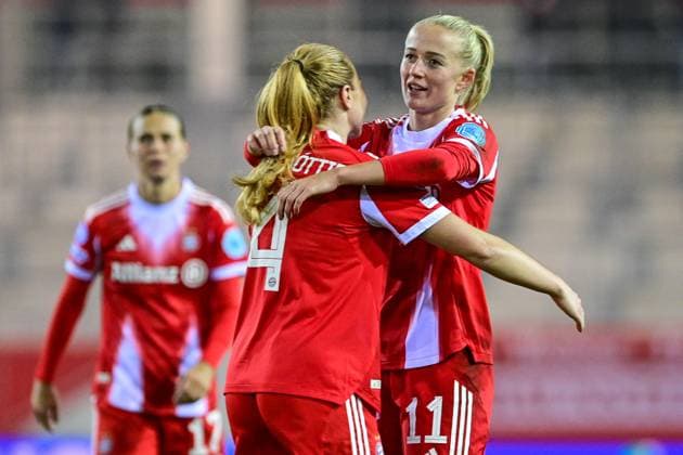 from left Glodis Perla VIGGOSDOTTIR FC Bayern München , 4 and scorer Lea SCHÜLLER Schueller, FC Bayern München, FCB, 11 with final cheer, 16 10 2025, Munich Germany , Football, UEFA Womens Champions League, League Phase 2 Matchday, FC Bayern München Juventus Turin, THE EVENT REGULATIONS PROHIBIT ANY USE OF PHOTOGRAPHS AS IMAGE SEQUENCES AND OR QUASI VIDEOS xslx