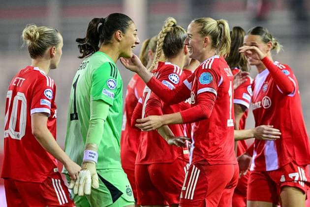FC Bayern players celebrate the winning goal by Lea SCHÜLLER Schueller, FC Bayern Munich, FCB, 11 3 v re , jubilation, goal celebration, celebrate the goal, goal, celebration, jubilation about the goal, optimistic, action, action, 16 10 2025, Munich Germany , Football, UEFA Womens Champions League, League Phase 2 Matchday, FC Bayern Munich Juventus Turin, THE EVENT REGULATES PROHIBIT ANY USE OF PHOTOGRAPHS AS IMAGE SEQUENCES AND OR QUASI VIDEOS xslx