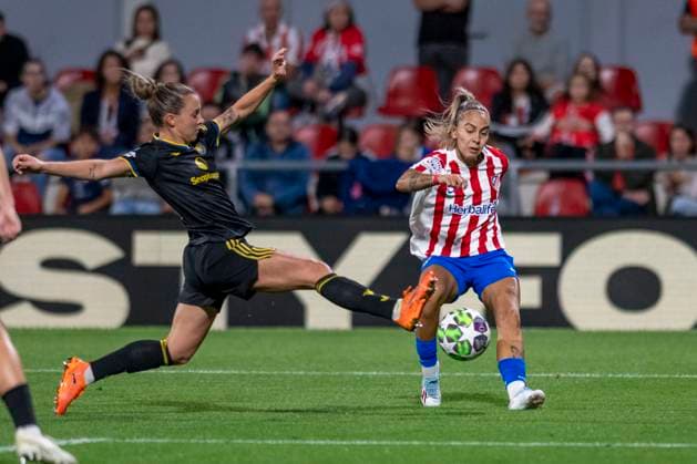 October 16, 2025, Alcala De Henares, Madrid, Spain: MACARENA PORTALES of Club Atlo tico de Madrid SAD Femenino pases the ball during the UEFA Women s Champions League soccer match between ATLETICO DE MADRID WOMENS - Manchester United, ManU WOMENS, held on October 16, 2025, at the AlcaloÂ¡ de Henares Sports Center in Madrid, Spain. Alcala De Henares Spain - ZUMAc312 20251016_zsp_c312_145 Copyright: xOscarxManuelxSanchezx
