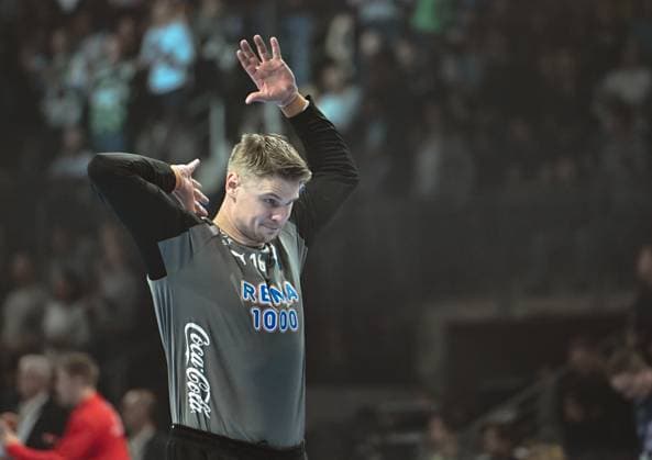 16 09 2025, xlakx, Handball, EHF Champions League, Fuechse Berlin Kolstad Handball v l Nicolai Neupart Kolstad Handball gives instructions, gestures with his arms, gesticulates, gives instructions Berlin Daniel Lakomski
