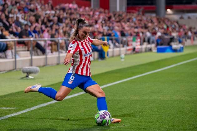 October 16, 2025, Alcala De Henares, Madrid, Spain: VILDE BOEE RISA of Club Atlo tico de Madrid SAD Femenino pases the ball during the UEFA Women s Champions League soccer match between ATLETICO DE MADRID WOMENS - Manchester United, ManU WOMENS, held on October 16, 2025, at the AlcaloÂ¡ de Henares Sports Center in Madrid, Spain. Alcala De Henares Spain - ZUMAc312 20251016_zsp_c312_164 Copyright: xOscarxManuelxSanchezx