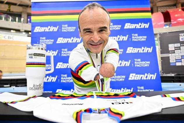 2025 UCI Para-Cycling Track World Championships Picture by Simon Wilkinson SWpix.com - 16 10 2025 - Cycling - 2025 UCI Para-Cycling Track World Championships - Rio Olympic Velodrome, Rio de Janeiro, Brazil - MC1 1 Km Time Trial Podium - Ricardo Ten Argiles (Spain) signing the Santini rainbow Jersey Copyright: x xSWpix.comx(t axPhotographyxHubxLtd)xSimonxWilkinson SWpix.comx SWP-3030-9588
