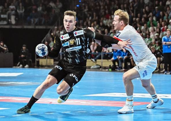 16 09 2025, xlakx, Handball, EHF Champions League, Fuechse Berlin Kolstad Handball v l Lasse Andersson Fuechse Berlin , Magnus Gullerud Kolstad Handball duel, duel, fight, tackle Berlin Daniel Lakomski