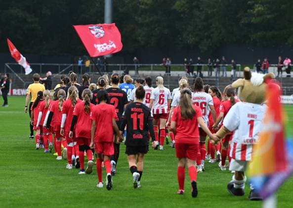 16 10 2025, xophax, Fußball Frauen Bundesliga Google Pixel Frauen Bundesliga 25 26 Geissbockheim Franz Kremer Stadion Köln Replay 1 FC Köln vs Bayer Leverkusen Run-in of the teams , Derby Köln
