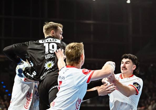 16 09 2025, xlakx, Handball, EHF Champions League, Fuechse Berlin Kolstad Handball v l Mathias Gidsel Fuechse Berlin , Adrian Aalberg Kolstad Handball , Simen Ulstad Lyse Kolstad Handball duel, duel, fight, tackle Berlin Daniel Lakomski