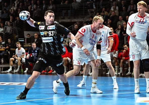 16 09 2025, xlakx, Handball, EHF Champions League, Fuechse Berlin Kolstad Handball v l Mijajlo Marsenic Fuechse Berlin , Magnus Gullerud Kolstad Handball , Simon Jeppsson Kolstad Handball throws goal, goal scorer, scores the goal Berlin Daniel Lakomski