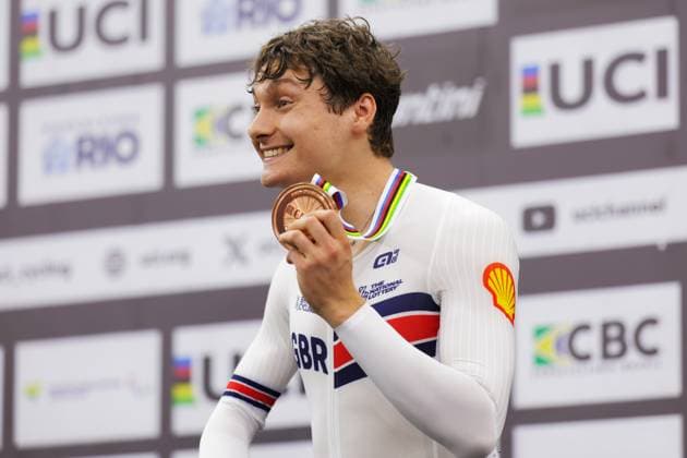 2025 UCI Para-Cycling Track World Championships Picture by Alex Whitehead SWpix.com - 16 10 2025 - Cycling - 2025 UCI Para-Cycling Track World Championships - Rio Olympic Velodrome, Rio de Janeiro, Brazil - MC2 10 km Scratch Race Podium - Matthew Robertson (Great Britain) receiving the Bronze Medal Copyright: x xSWpix.comx(t axPhotographyxHubxLtd)xAlexxWhitehead SWpix.comx SWP-3030-9590
