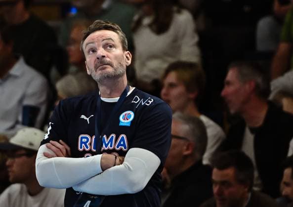 16 09 2025, xlakx, Handball, EHF Champions League, Fuechse Berlin Kolstad Handball v l Christian Berge Kolstad Handball coach disappointed, looks disappointed, disappointed Berlin Daniel Lakomski