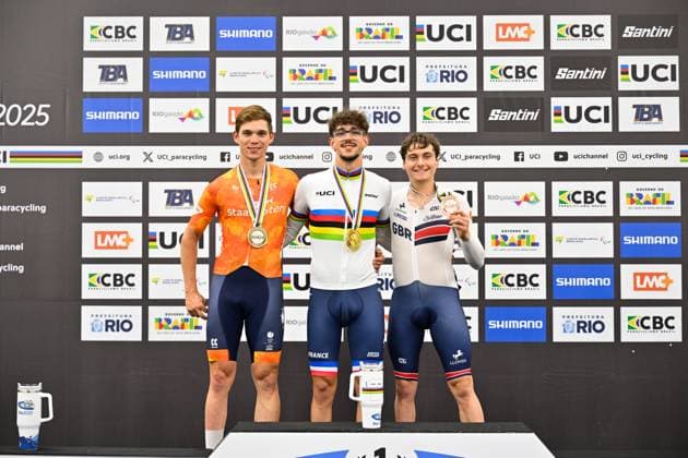 2025 UCI Para-Cycling Track World Championships Picture by Simon Wilkinson SWpix.com - 16 10 2025 - Cycling - 2025 UCI Para-Cycling Track World Championships - Rio Olympic Velodrome, Rio de Janeiro, Brazil - MC2 10 km Scratch Race Podium - Alexandre Leaute (France) receiving the Gold Medal to become World Champion with Hidde Buur (Netherlands) receiving the Silver Medal and Matthew Robertson (Great Britain) receiving the Bronze Medal Copyright: x xSWpix.comx(t axPhotographyxHubxLtd)xSimonxWilkinson SWpix.comx SWP-3030-9602