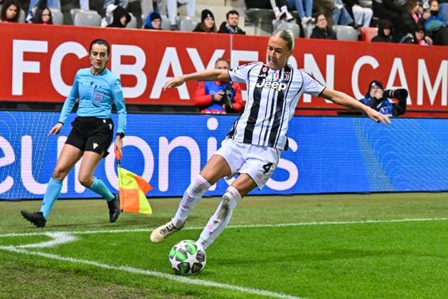 UEFA Womens s Champions League FC Bayern Munich Juventus Turin 16 10 2025 MUNICH, GERMANY OCTOBER 16 with ball Emma KULLBERG Juventus Turin 4 during the UWCL match between FC Bayern Munich vs Juventus FC on matchday 2 at FC Bayern Campus on October 16, 2025 in Munich, Germany Copyright: xBEAUTIFULxSPORTS Goldbergx