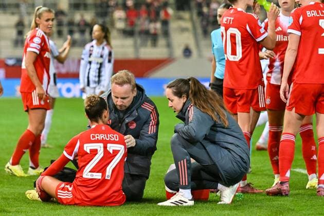 UEFA Womens s Champions League FC Bayern Munich Juventus Turin 16 10 2025 MUNICH, GERMANY OCTOBER 16 the injured Arianna CARUSO FC Bayern Munich 27 must be substituted during the UWCL match between FC Bayern Munich vs Juventus FC on matchday 2 at FC Bayern Campus on October 16, 2025 in Munich, Germany Copyright: xBEAUTIFULxSPORTS Goldbergx
