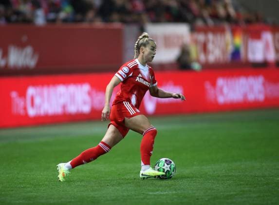 Football, Women, Womens Champions League, Matchday 2, Season 2025 2026, FC Bayern Munich Juventus Turin, Campus Giulia Gwinn FC Bayern Munich with ball running