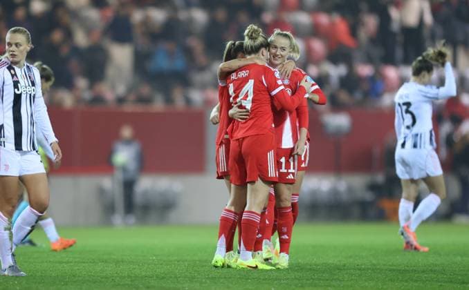 DEU, München, FC Bayern München vs Juventus Turin, Women s Champions League, UEFA, Saison 2526, FC Bayern Campus, 2 Spieltag im Bild FC Bayern München wins after goals with 2 1 against Juventus Turin, Jubilation and joy after the match at Alara Åžehitler Bayern München 14 , Lea Schüller Bayern München 11 DFB DFL REGULATIONS PROHIBIT ANY USE OF PHOTOGRAPHS AS IMAGE SEQUENCES AND OR QUASI VIDEO, 16 10 2025, Copyright: HMBxMedia HendrikxHamelau