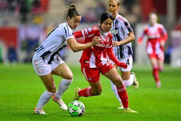 v li Martina LENZINI Juventus, 71 Momoko TANAKINAWA FC Bayern Munich, FCB, 18 in duel, duel, tackle, dynamic, action, action, 16 10 2025, Munich Germany , Football, UEFA Womens Champions League, League Phase 2 Matchday, FC Bayern Munich Juventus Turin xslx