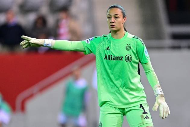 Maria Luisa GROHS Goalkeeper, Goalkeeper, FC Bayern Munich, FCB, 1 gives instructions, gestures, gesticulates with arms, gives instructions, gesticulate, single image, action, action, 16 10 2025, Munich Germany , Football, UEFA Womens Champions League, League Phase 2 Matchday, FC Bayern Munich Juventus Turin xslx