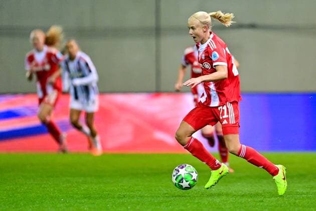 Pernille HARDER FC Bayern Munich, FCB, 21 on the ball, 16 10 2025, Munich Germany , Football, UEFA Womens Champions League, League Phase 2 Matchday, FC Bayern Munich Juventus Turin xslx