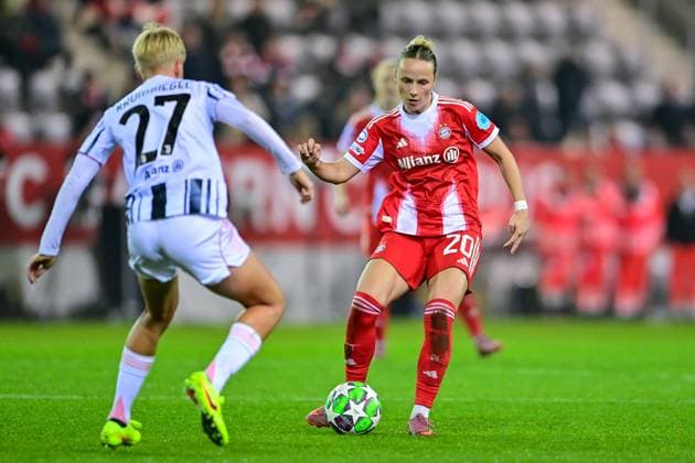 v li Paulina KRUMBIEGEL Juventus, 27 Franziska KETT FC Bayern München, FCB, 20 in duel, duel, tackle, dynamic, action, 16 10 2025, Munich Germany , Football, UEFA Womens Champions League, League Phase 2 Matchday, FC Bayern München Juventus Turin xslx