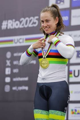 2025 UCI Para-Cycling Track World Championships Picture by Alex Whitehead SWpix.com - 16 10 2025 - Cycling - 2025 UCI Para-Cycling Track World Championships - Rio Olympic Velodrome, Rio de Janeiro, Brazil - WC4 Elimination Podium - Tara Neyland (Australia) receiving the Gold Medal to become World Champion Copyright: x xSWpix.comx(t axPhotographyxHubxLtd)xAlexxWhitehead SWpix.comx SWP-3030-9648