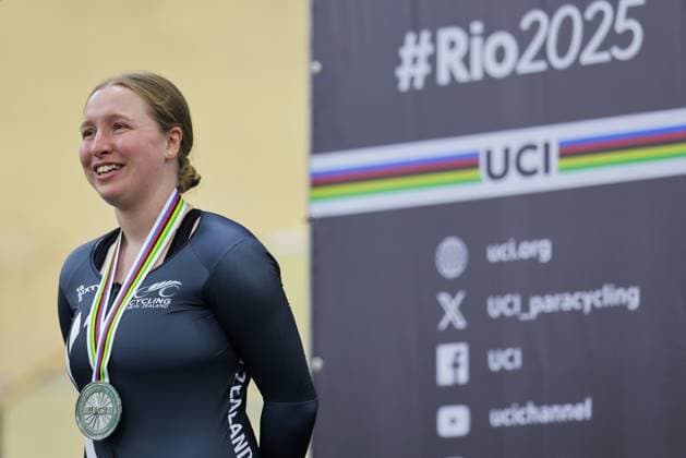 2025 UCI Para-Cycling Track World Championships Picture by Alex Whitehead SWpix.com - 16 10 2025 - Cycling - 2025 UCI Para-Cycling Track World Championships - Rio Olympic Velodrome, Rio de Janeiro, Brazil - WC4 Elimination Podium - Siobhan Terry (New Zealand) receiving the Silver Medal Copyright: x xSWpix.comx(t axPhotographyxHubxLtd)xAlexxWhitehead SWpix.comx SWP-3030-9649