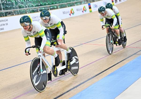 2025 UCI Para-Cycling Track World Championships Picture by Simon Wilkinson SWpix.com - 16 10 2025 - Cycling - 2025 UCI Para-Cycling Track World Championships - Rio Olympic Velodrome, Rio de Janeiro, Brazil - Mixed 750 m Tandem Team Sprint Final for Gold - Jessica Gallagher (Australia) piloted by Jacqui Mengler-Mohr (Australia) and Kane Perris (Australia) piloted by Luke Zaccaria (Australia) Copyright: x xSWpix.comx(t axPhotographyxHubxLtd)xSimonxWilkinson SWpix.comx SWP-3030-9650