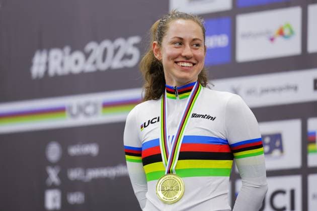 2025 UCI Para-Cycling Track World Championships Picture by Alex Whitehead SWpix.com - 16 10 2025 - Cycling - 2025 UCI Para-Cycling Track World Championships - Rio Olympic Velodrome, Rio de Janeiro, Brazil - WC4 Elimination Podium - Tara Neyland (Australia) receiving the Gold Medal to become World Champion Copyright: x xSWpix.comx(t axPhotographyxHubxLtd)xAlexxWhitehead SWpix.comx SWP-3030-9654