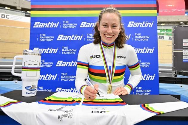 2025 UCI Para-Cycling Track World Championships Picture by Simon Wilkinson SWpix.com - 16 10 2025 - Cycling - 2025 UCI Para-Cycling Track World Championships - Rio Olympic Velodrome, Rio de Janeiro, Brazil - WC4 Elimination Podium - Tara Neyland (Australia) signing the Santini rainbow Jersey Copyright: x xSWpix.comx(t axPhotographyxHubxLtd)xSimonxWilkinson SWpix.comx SWP-3030-9664